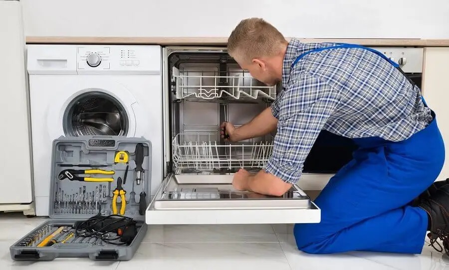 Avcılar Sharp servisi teknisyen ekibi beyaz eşya tamiri yaparken